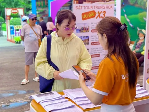 Nườm nượp khách đi Trung Quốc dịp lễ 30/4