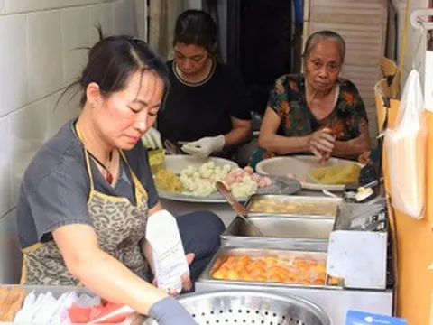 Quán Hà Nội rộng 2m2, mỗi ngày bán nghìn chiếc bánh rán 'siêu nhỏ, siêu rẻ'