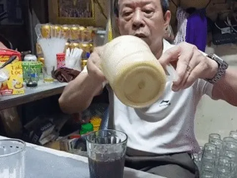 Quán cà phê 30 năm ở chợ xứ Nghệ hút khách với lớp bọt 'lạ', ngày bán trăm cốc