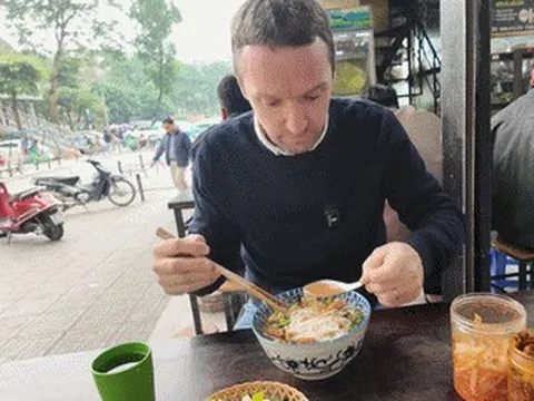 Khách Tây thử món bún 55.000 đồng ở Hà Nội, bất ngờ vì bát đầy 'topping' lạ