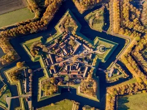 Ngôi làng đẹp như tranh vẽ, gây ấn tượng vì tạo hình ngôi sao độc đáo