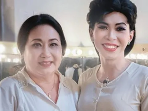 Thanh Hằng xem "Gánh hát về khuya", thương phận đời nghệ sĩ