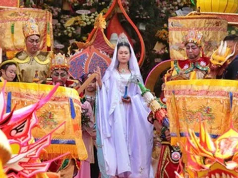 Hàng nghìn người chen chân dự Lễ hội Quán Thế Âm