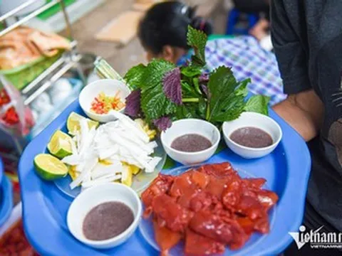 Món ăn 'hạ hỏa' ngày nắng nóng ở Hà Nội, hương vị gây tranh cãi vẫn hút khách