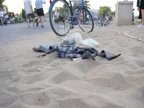 Rác thải ngổn ngang khi người dân vượt rào vào 'biển Gò Vấp'