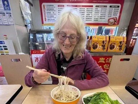 Cụ bà 74 tuổi một mình du lịch Trung Quốc, dân mạng xin làm hướng dẫn viên