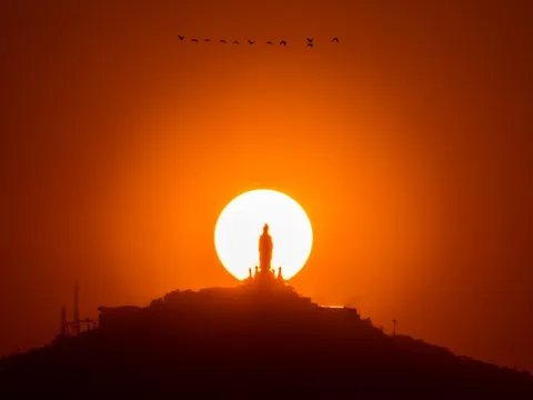 Cảnh hoàng hôn trên núi Bà Đen gây sửng sốt