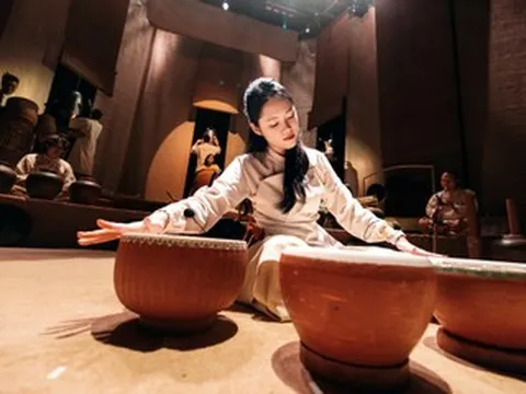 Phía sau show diễn từ chum, niêu, vại có '1-0-2' khiến người xem thán phục