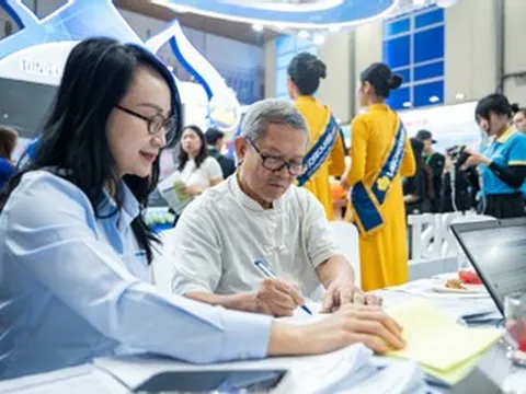 Cụ U90 đi 'săn' tour khuyến mại, chi gần 100 triệu 'chốt đơn' cho cả gia đình