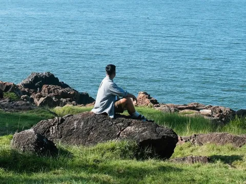 Khách Tây 'sốc' cảnh chủ quán cà phê ném ghế xuống vực núi Sơn Trà