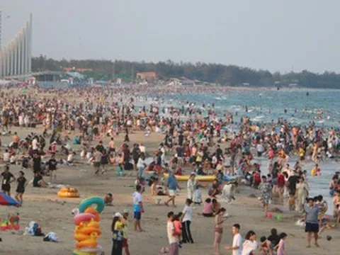 Nắng nóng oi bức, du khách đổ về biển Vũng Tàu chen chân 'giải nhiệt' cuối tuần
