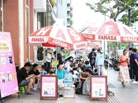 50 tuổi, một công ty sách tặng 50 tủ sách và quà cho học sinh nghèo trị giá 4 tỉ đồng