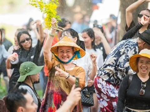 Hàng nghìn du khách về Buôn Đôn ‘té nước’ cùng người Lào ở Đắk Lắk