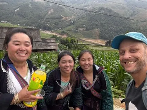 Khách Tây bật khóc khi rời Việt Nam, nói về người Việt tốt bụng tới kỳ lạ