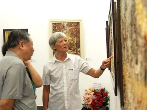 Bỏ cọ vẽ, dùng lá khô và hành trình 60 năm của một họa sĩ lạ