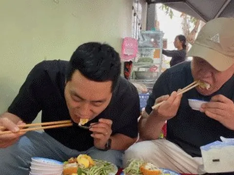 Khách Hàn lần đầu thử một món ở vỉa hè TPHCM, khen đáng dậy sớm để ăn