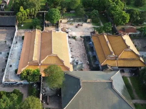 Tranh luận trùng tu nhà hát cổ trong lăng tẩm ở Huế