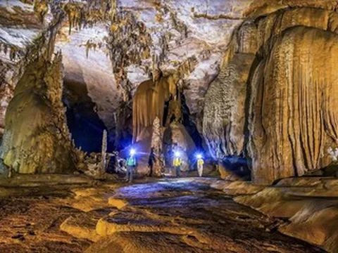 Bên trong quần thể hang động triệu năm với sông ngầm, nhũ đá kỳ ảo ở Quảng Trị