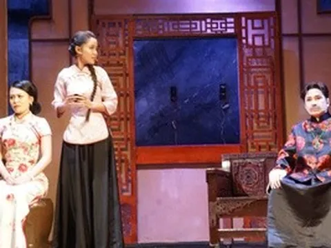 NSƯT Vũ Luân thăng hoa cảm xúc cùng dàn nghệ sĩ trẻ trong vở "Lôi Vũ"