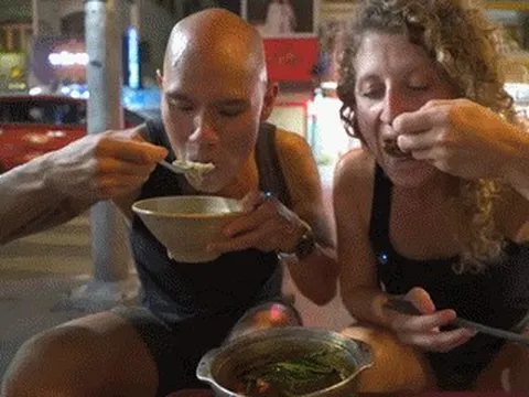 Khách Tây thử món 'bốc lửa' ở TPHCM, khen vị giống thịt gà nhưng ngon hơn