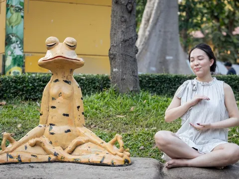 Ai kéo khách đến vây kín bức tượng 'ếch ngồi thiền' ở Thảo Cầm Viên?