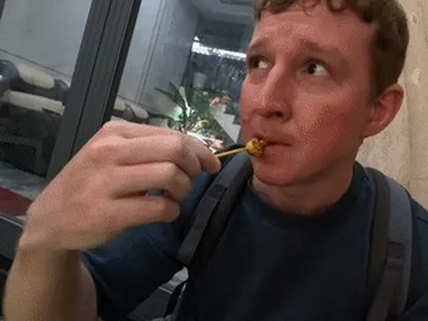 Khách Tây khen nức nở món giòn sần sật ở biển Việt, gọi liền 3 suất