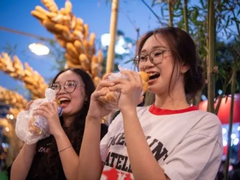 Hàng nghìn người đổ về Lễ hội Bánh mì ở TPHCM, xếp hàng dài chờ thưởng thức