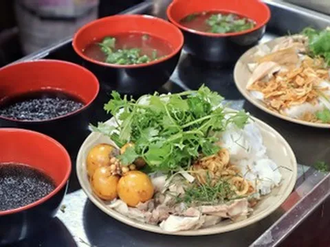 Quán phở gà 34 năm ở Hà Nội, khách tới ăn 5-6 lần mỗi tuần không chán