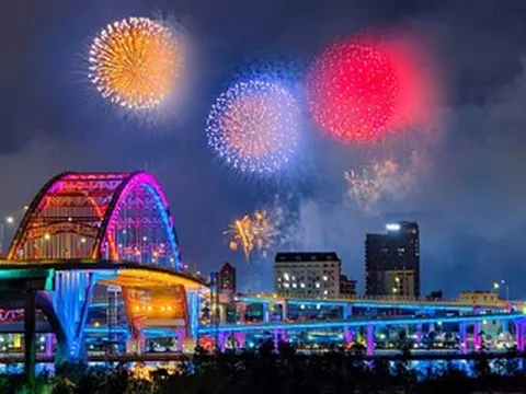 Khắc họa hình ảnh Hải Phòng 'Trung dũng - Quyết thắng' ở Lễ hội Hoa phượng đỏ