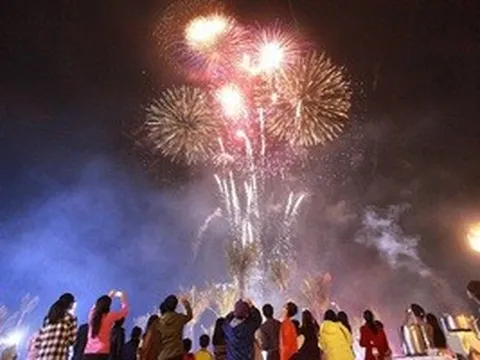 Bắn pháo hoa 15 phút tại lễ khai mạc du lịch biển Sầm Sơn