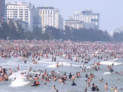 Biển Sầm Sơn ken đặc người cuối tuần dù chưa nắng nóng