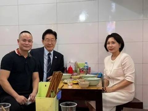 Chủ quán phở Hà Nội kể 25 phút hồi hộp đón Tổng thống Hàn Quốc và phu nhân