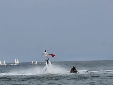 Du khách chen kín bãi biển Đà Nẵng xem màn nhào lộn trên không