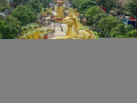 Lượng khách đông chưa từng có đến Đường hoa Nguyễn Huệ 2026