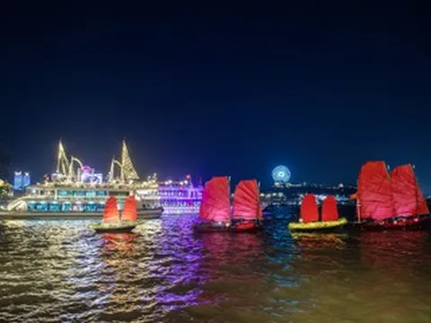 Nghìn du khách nô nức xem tái hiện thuyền buồm trên vịnh Hạ Long dịp nghỉ lễ