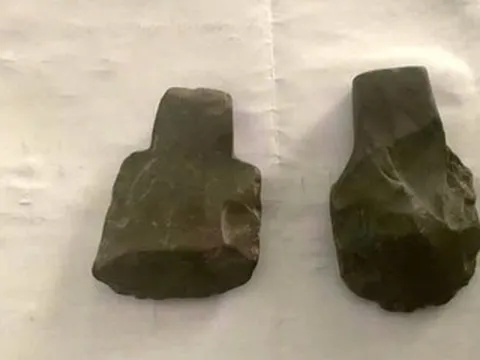 Tìm thấy 5 rìu đá cổ hàng nghìn năm trong lòng hang Én