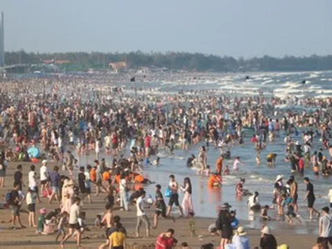Biển Vũng Tàu đông nghẹt ngày Giỗ Tổ, du khách chen chân tắm mát từ sớm