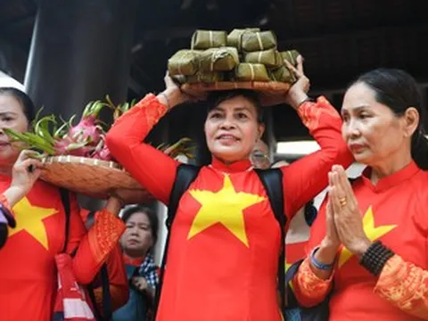 Người dân từ khắp nơi đội lễ tới dâng hương Giỗ Tổ Hùng Vương tại TPHCM