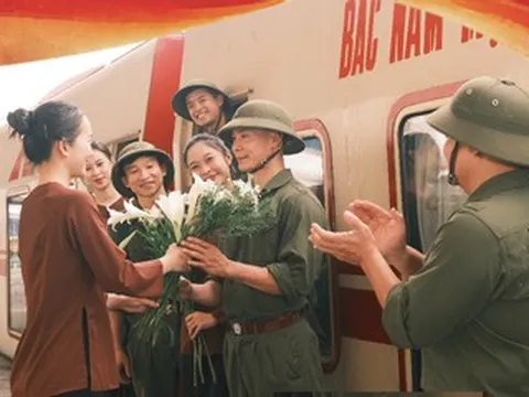 Chuyến tàu Hà Nội 5 cửa ô đặc biệt dịp 30/4-1/5: Chạm vào ký ức, viết tiếp tự hào