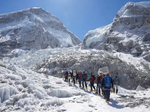 Chuyện gì đang xảy ra trên đỉnh Everest?
