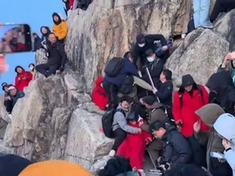 Tranh chỗ ngắm bình minh, du khách xô xát gây ra cảnh tượng hỗn loạn