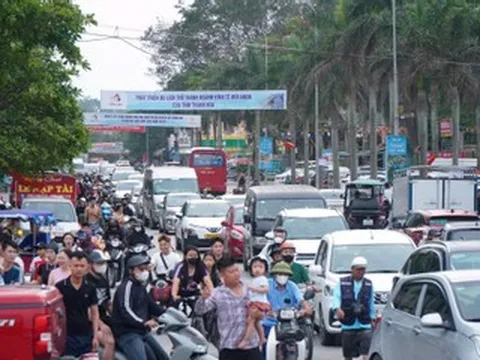 Ô tô nối dài, biển người đổ về Sầm Sơn ngày đầu nghỉ lễ 30/4