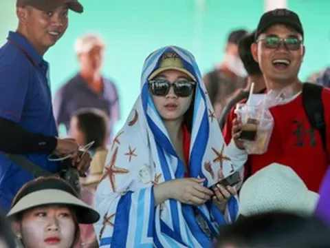 Du khách ùn ùn đổ về vịnh Nha Trang, Hạ Long cũng đông nghẹt ngày đầu nghỉ lễ