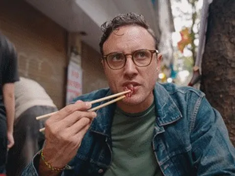 Khách Tây thử món mát lạnh, giòn sần sật ở vỉa hè Hà Nội, khen ngon khó tin