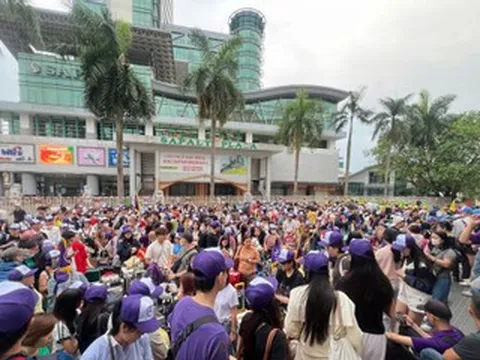 Vạn khách ra 'thiên đường biển đảo miền Bắc', cửa khẩu đi Trung Quốc đông nghẹt