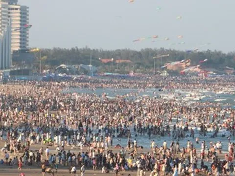 Biển Đà Nẵng, Vũng Tàu, Nha Trang chật cứng người, xe nhích từng mét trên đường