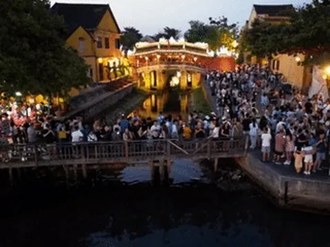 Hội An đông kín về đêm, du khách 'nhích từng bước' tham quan phố cổ