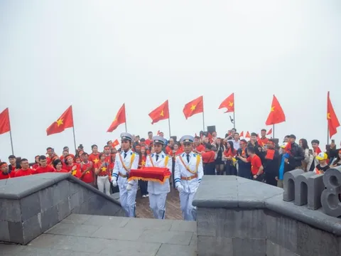 Du khách xúc động với khoảnh khắc thượng cờ trên đỉnh Fansipan