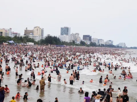Cát Bà vỡ trận, Sầm Sơn 'không còn chỗ trống' ngày 30/4