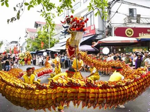 Hàng vạn người trẩy hội Đền Đô trong dịp nghỉ lễ 30/4 - 1/5